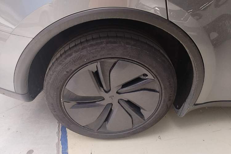 Used Tesla Model Y 2025 Rear-Wheel-Drive Version Right Rear Wheel Hub