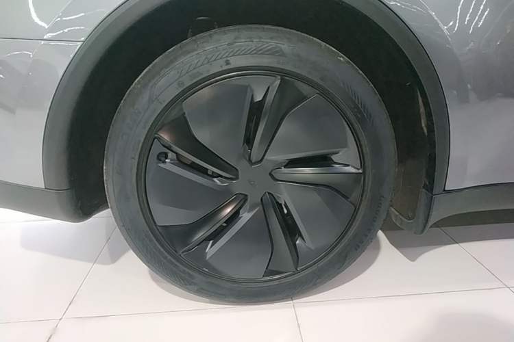 Used Tesla Model Y 2025 Rear-Wheel-Drive Version Right Rear Wheel Hub