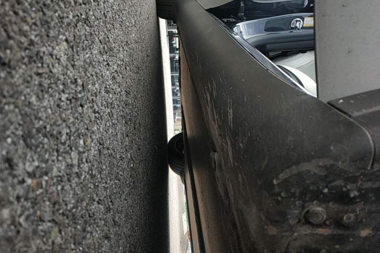 Used Tesla Model Y 2025 Rear-Wheel-Drive Version Right Side Sill
