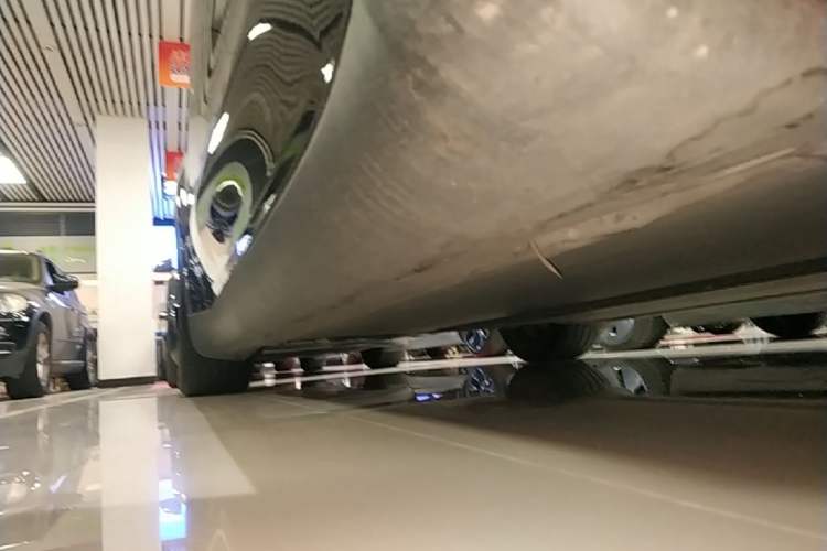 Used Tesla Model Y 2025 Rear-Wheel Drive First Edition Right Side Sill