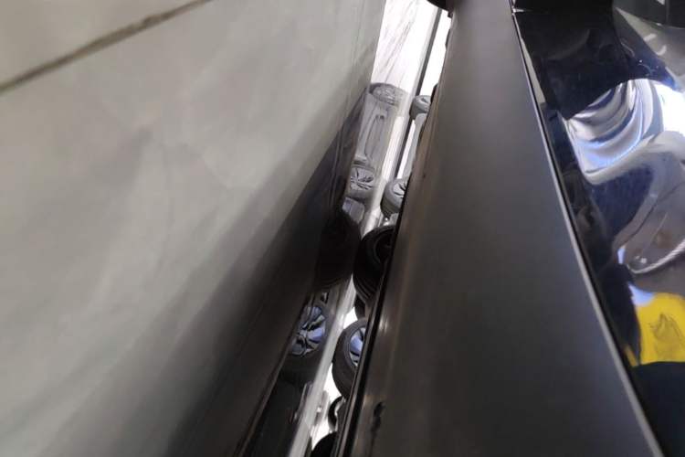 Used Tesla Model Y 2025 Long-Range All-Wheel-Drive Version Right Side Sill