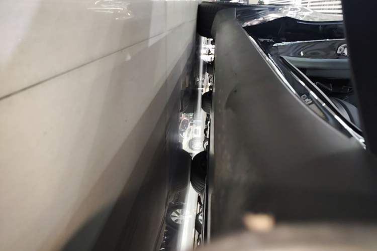 Used Tesla Model Y 2025 Long-Range All-Wheel-Drive Version Right Side Sill