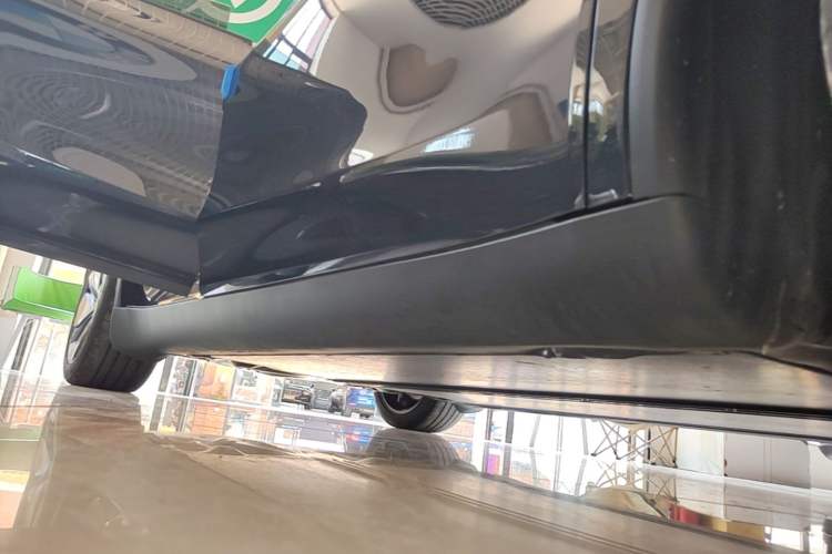 Used Tesla Model Y 2025 Rear-Wheel-Drive Version Right Side Sill