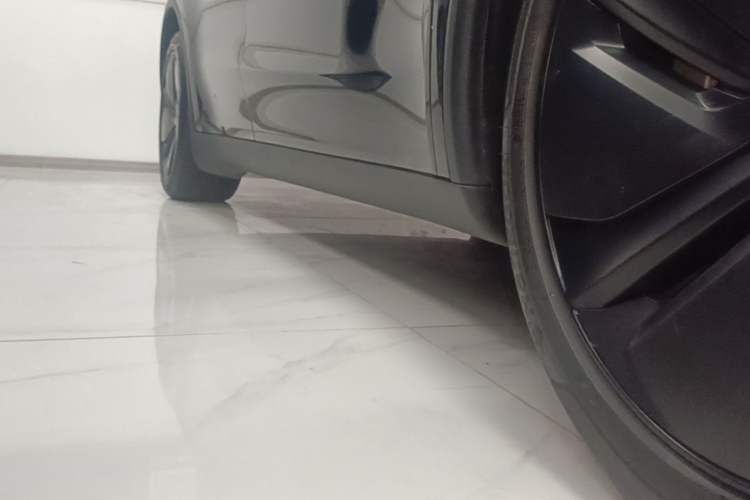 Used Tesla Model Y 2025 Long-Range All-Wheel-Drive Version Right Side Sill