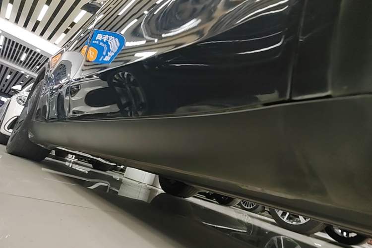 Used Tesla Model Y 2025 Rear-Wheel Drive First Edition Right Side Sill