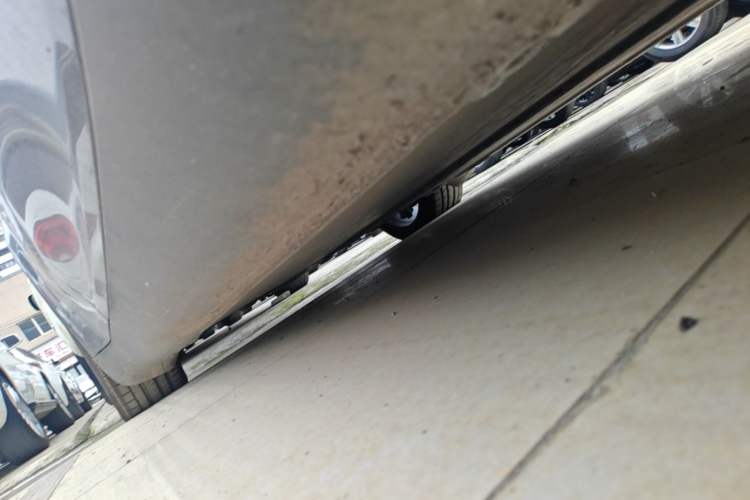 Used Tesla Model Y 2025 Rear-Wheel-Drive Version Right Side Sill