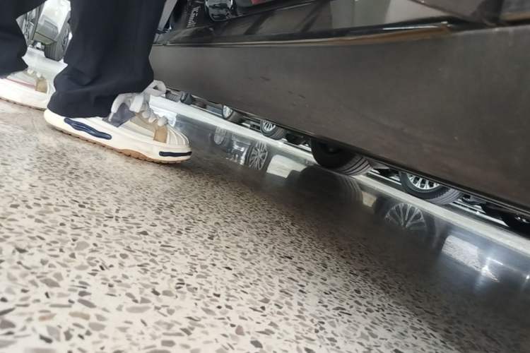 Used Tesla Model Y 2025 Long-Range All-Wheel Drive First Edition Right Side Sill