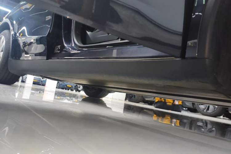 Used Tesla Model Y 2025 Rear-Wheel-Drive Version Right Side Sill