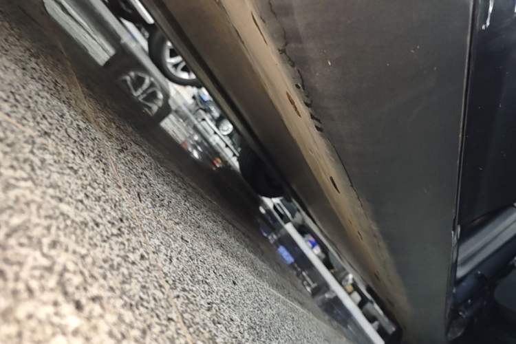 Used Tesla Model Y 2025 Long-Range All-Wheel Drive First Edition Right Side Sill