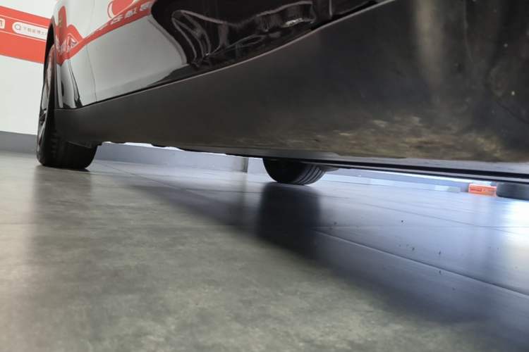 Used Tesla Model Y 2025 Rear-Wheel Drive First Edition Right Side Sill