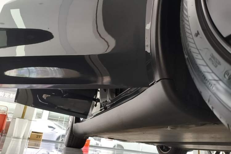 Used Tesla Model Y 2025 Rear-Wheel-Drive Version Right Side Sill