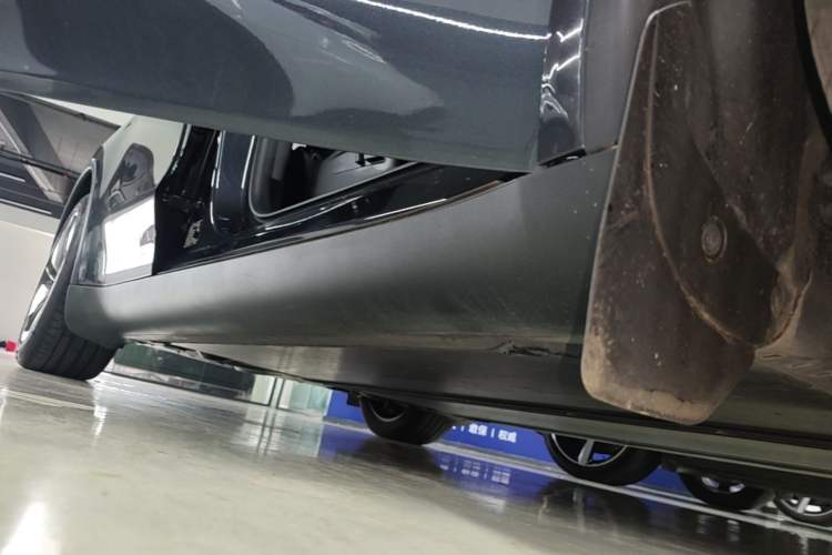 Used Tesla Model Y 2025 Long-Range All-Wheel Drive First Edition Right Side Sill