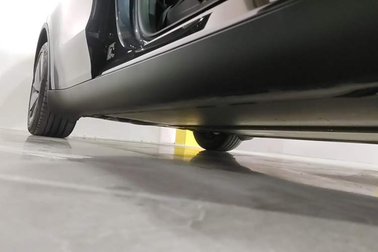 Used Tesla Model Y 2025 Long-Range All-Wheel Drive First Edition Right Side Sill