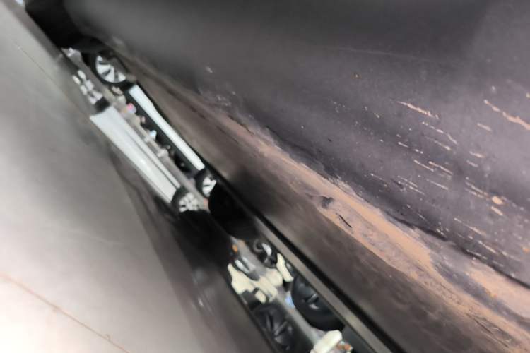 Used Tesla Model Y 2025 Rear-Wheel-Drive Version Right Side Sill