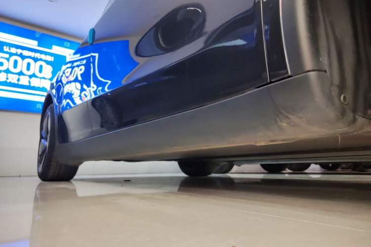 Used Tesla Model Y 2025 Long-Range All-Wheel Drive First Edition Right Side Sill