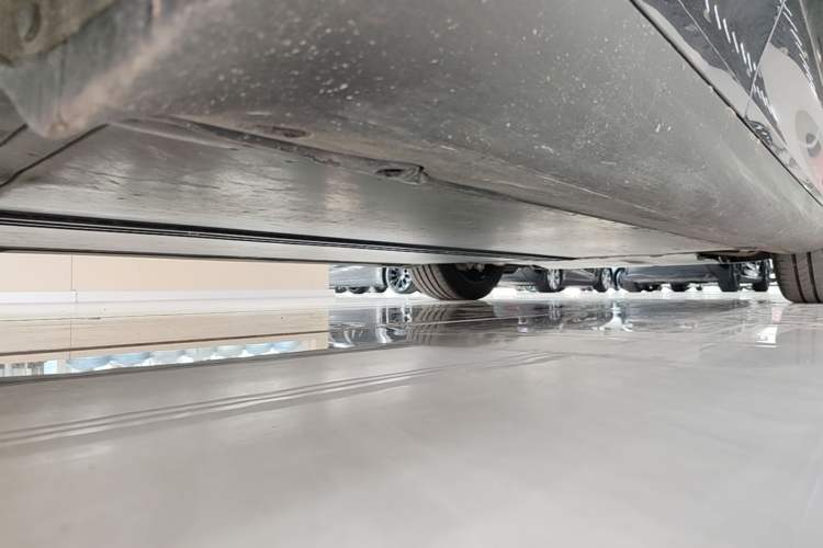 Used Tesla Model Y 2025 Rear-Wheel Drive First Edition Right Side Sill