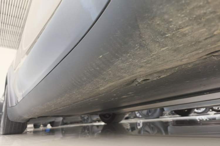 Used Tesla Model Y 2025 Rear-Wheel Drive First Edition Right Side Sill