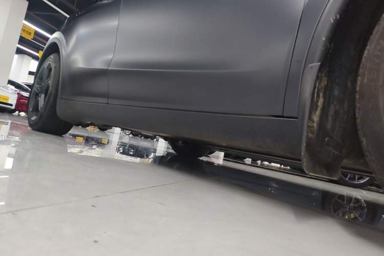 Used Tesla Model Y 2025 Long-Range All-Wheel-Drive Version Right Side Sill