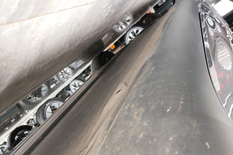 Used Tesla Model Y 2025 Long-Range All-Wheel-Drive Version Right Side Sill
