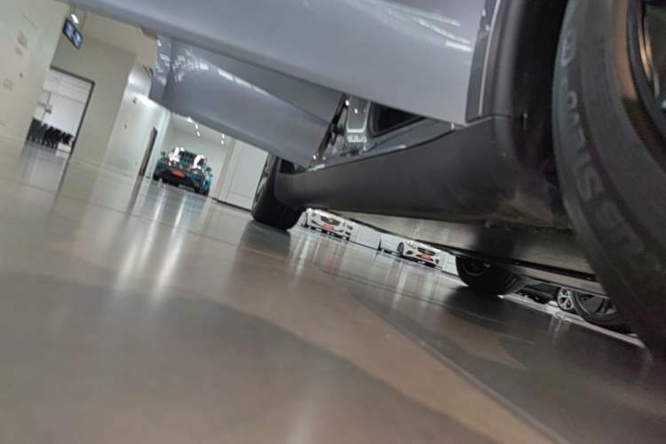 Used Tesla Model Y 2025 Updated Version Long-Range All-Wheel Drive Right Side Sill