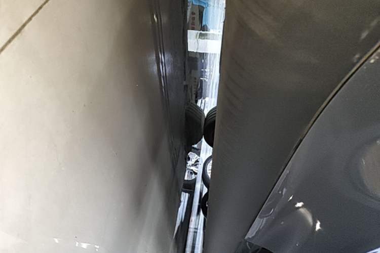 Used Tesla Model Y 2025 Rear-Wheel Drive First Edition Right Side Sill