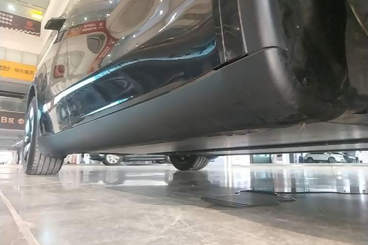 Used Tesla Model Y 2025 Rear-Wheel Drive First Edition Right Side Sill