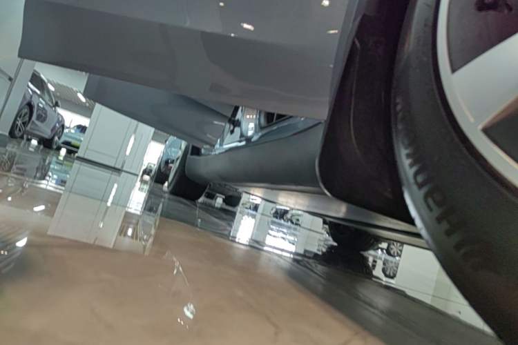 Used Tesla Model Y 2025 Long-Range All-Wheel-Drive Version Right Side Sill