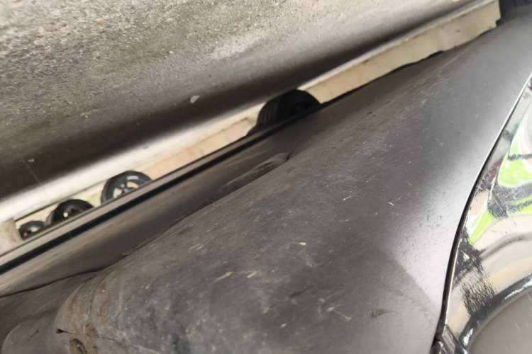 Used Tesla Model Y 2025 Rear-Wheel Drive First Edition Right Side Sill