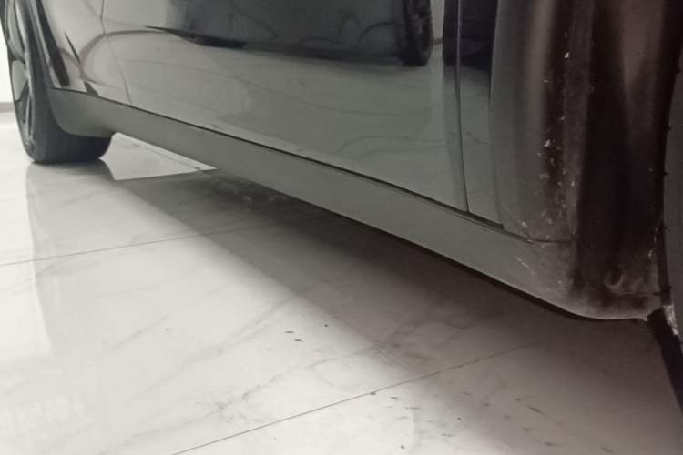 Used Tesla Model Y 2025 Rear-Wheel Drive First Edition Right Side Sill