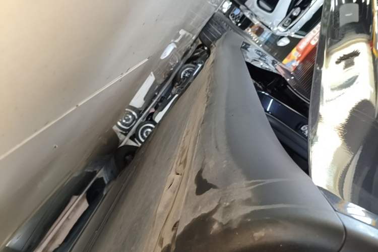 Used Tesla Model Y 2025 Rear-Wheel Drive First Edition Right Side Sill
