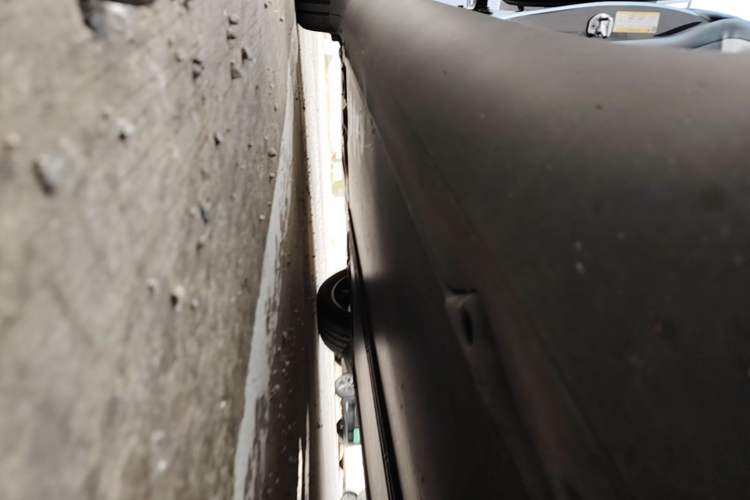 Used Tesla Model Y 2025 Long-Range All-Wheel Drive First Edition Right Side Sill