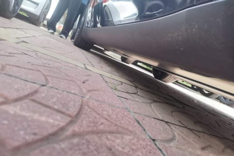 Used Tesla Model Y 2025 Rear-Wheel Drive First Edition Right Side Sill