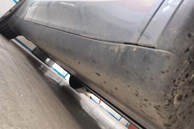 Used Tesla Model Y 2025 Rear-Wheel Drive First Edition Right Side Sill