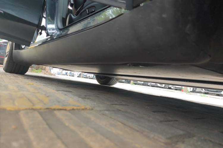 Used Tesla Model Y 2025 Long-Range All-Wheel Drive First Edition Right Side Sill