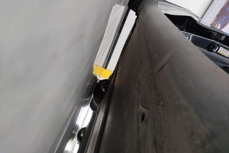 Used Tesla Model Y 2025 Long-Range All-Wheel-Drive Version Right Side Sill