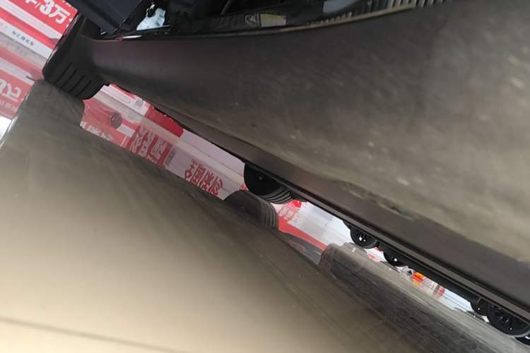 Used Tesla Model Y 2025 Rear-Wheel Drive First Edition Right Side Sill