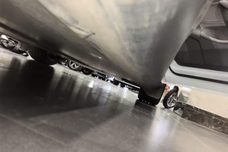 Used Tesla Model Y 2025 Rear-Wheel-Drive Version Right Side Sill