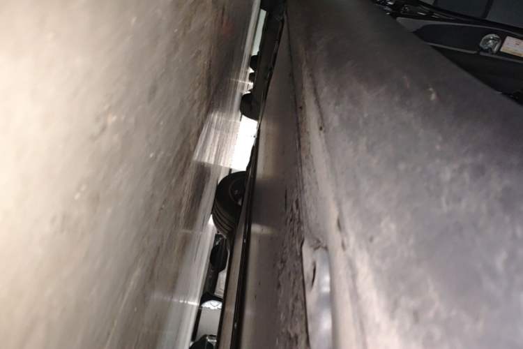 Used Tesla Model Y 2025 Long-Range All-Wheel-Drive Version Right Side Sill