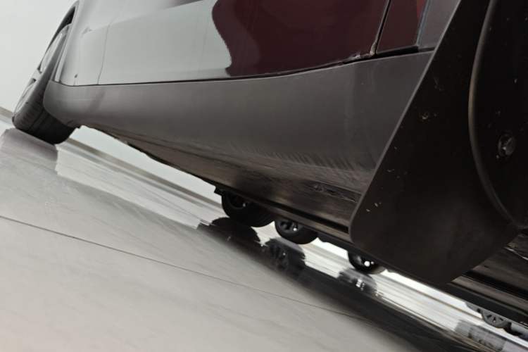 Used Tesla Model Y 2025 Updated Version Long-Range All-Wheel Drive Right Side Sill