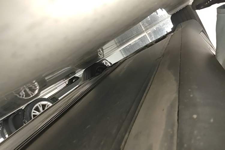 Used Tesla Model Y 2025 Rear-Wheel Drive First Edition Right Side Sill