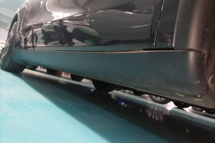 Used Tesla Model Y 2025 Rear-Wheel Drive First Edition Right Side Sill