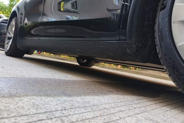Used Tesla Model Y 2025 Rear-Wheel Drive First Edition Right Side Sill