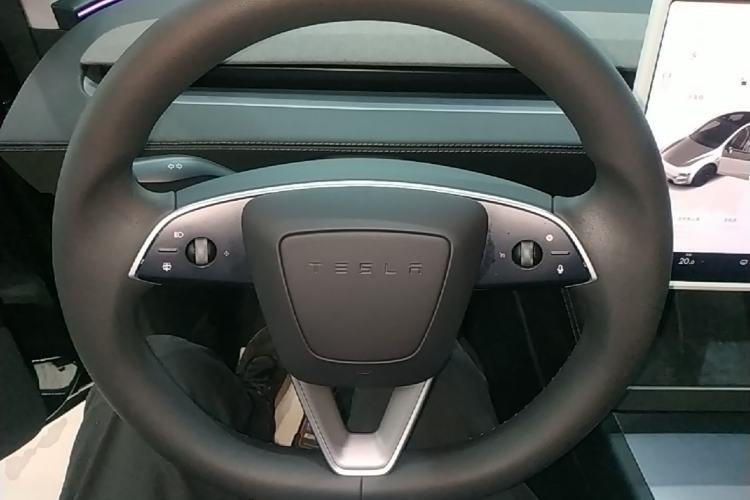 Used Tesla Model Y 2025 Rear-Wheel Drive First Edition Steering Wheel