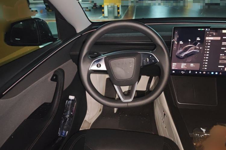 Used Tesla Model Y 2025 Rear-Wheel Drive First Edition Steering Wheel