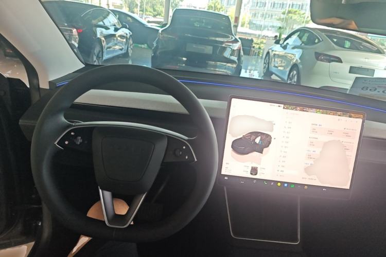 Used Tesla Model Y 2025 Long-Range All-Wheel Drive First Edition Steering Wheel