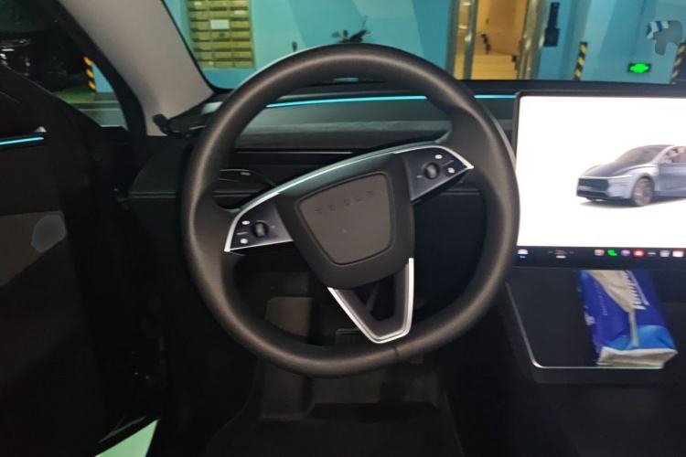 Used Tesla Model Y 2025 Rear-Wheel Drive First Edition Steering Wheel