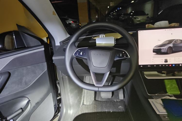 Used Tesla Model Y 2025 Long-Range All-Wheel Drive First Edition Steering Wheel