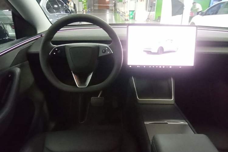 Used Tesla Model Y 2025 Long-Range All-Wheel Drive First Edition Steering Wheel