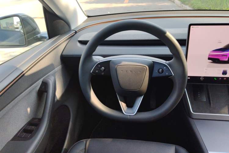 Used Tesla Model Y 2025 Rear-Wheel-Drive Version Steering Wheel
