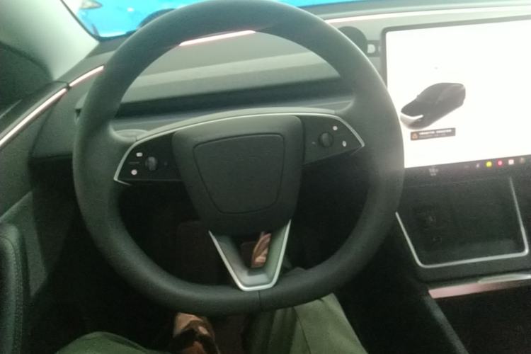 Used Tesla Model Y 2025 Rear-Wheel-Drive Version Steering Wheel